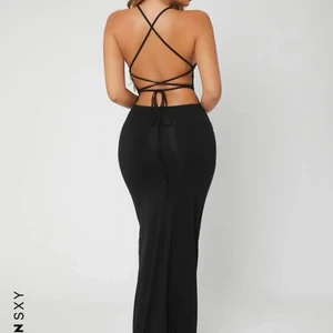 Klänning med snöre i ryggen - Helt oanvänd, passar mig men är för lång, når ner till marken (är 164 cm). Frakt ingår inte: 51 kr