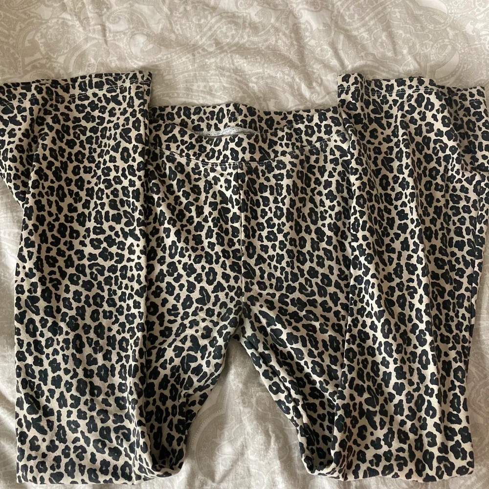 Jag säljer nu ett par leopardbyxit i st 146-152, säljer pga gör korta för mig. Superskönt material. Jeans & Byxor.