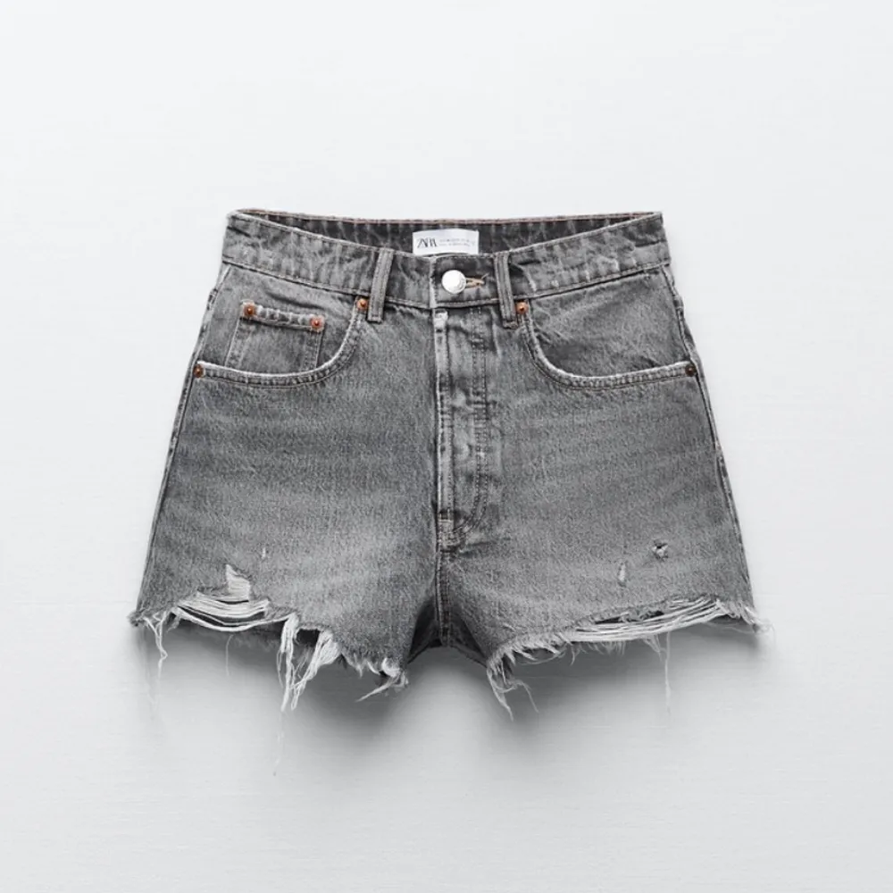 Gråa zara jeansshorts, slutsålda på hemsidan! Säljer då de är en aning för små💕. Jeans & Byxor.