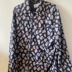 Acne Studios jacka/ overshirt - Jacka från Acne, köpt i Stockholm på Herr Judit. Den är i helt nytt skick och har inga skador eller defekter alls. Plagget har två fickor samt en bröstficka. 