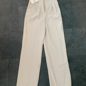 Kostymbyxor bikbok - Helt nya kostymbyxor från bikbok med prislappen kvar. Hör av dig för fler bilder eller frågor! Kan mötas eller fraktas<3