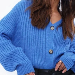 Cardigan från Chiquelle  - Blå cardigan från Chiquelle i storlek S, köparen står för frakten💗