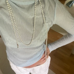 Mesh topp ä, köpt second hand - Säljer min blå mesh topp som köptes secondhand. Perfekt till fest och är lagom genomskinlig. Skulle säga att den är i storlek Small ungefär. Skriver om ni har frågor eller vill köpa!🌸🌼🌸🌼🌸🌼