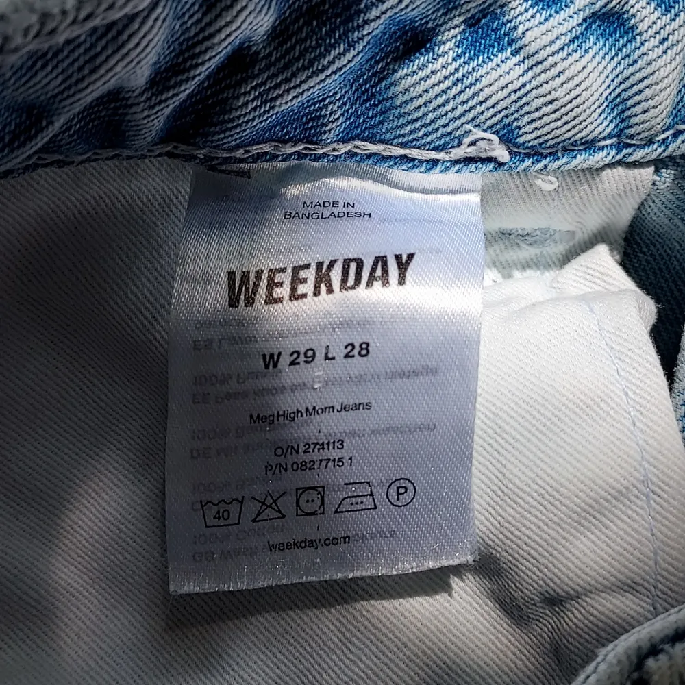 Supersnygga ljusblåa jeans från Weekday. Modell: MEG. Strlk: W:29 L:28. Modellen är lite kortare i benen med hög midja. Köptes i göteborg för 600 kr, särljer för 250. Inget slitage, hårt jeansmaterial och fin i färgen.  Säljes för 250 kr + frakt. Jeans & Byxor.