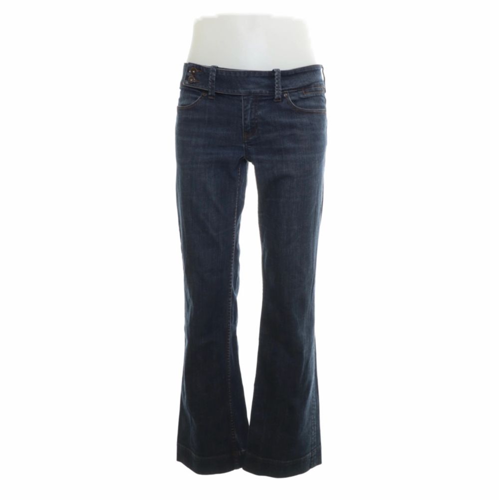Perfekt lågmidjade Bootcut jeans! Och bilden ger dem inte justice för dem är mer Bootcut i verkligheten! Skitsnygga iaf i mörkblå färg! Jag har typ storlek M!. Jeans & Byxor.