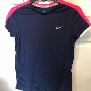 Nike träningstopp - Träningstopp från Nike, storlek L i barn (passar XS). Pris kan diskuteras 