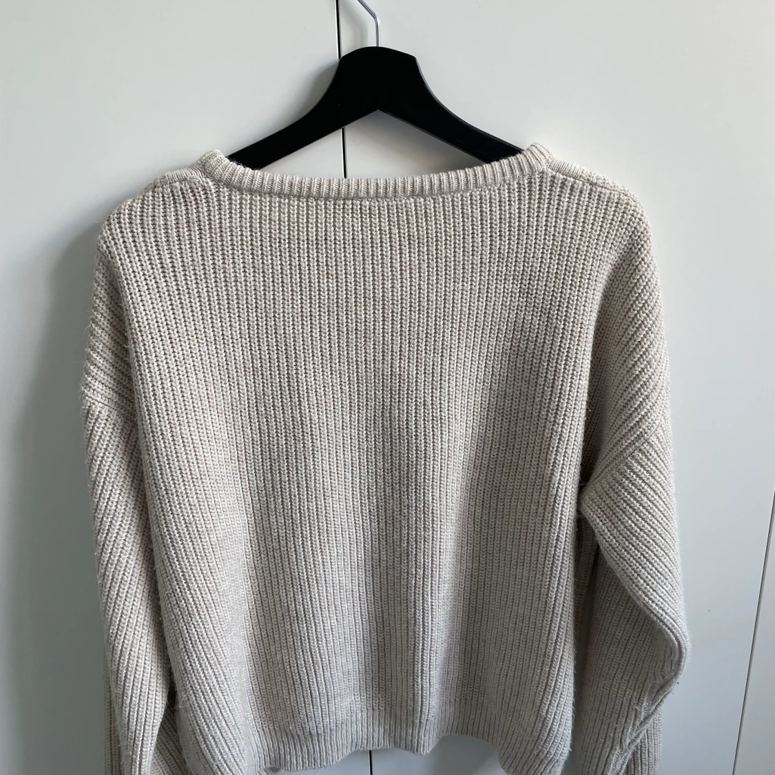 Stickad beige v-neckad från bik bok stl S - 90