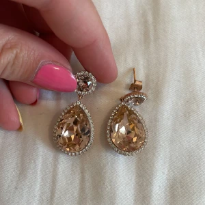 Örhängen från lily and rose - I rosé!