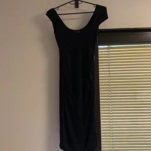 Svart klänning  - Använd några gånger, sitter jätte fint på, storlek 32 men passar xs-m, väldigt stretchig