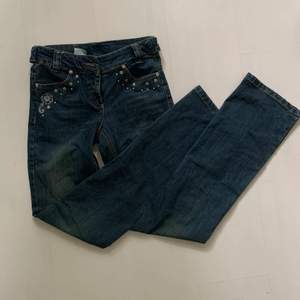 Fina bootcut jeans med detaljer vid fickorna! Passar nog en XS, Skriv för fler bilder!✨✨💫