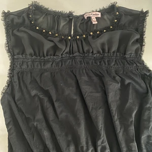 Juicy Couture blus med guld nitar - Äkta juicy couture blus ❤️ Storlek XL (barn storlek) men passar XS/S Frakt: 45kr ❤️  Kan tänka mig att sänka priset