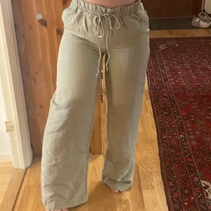 Linnebyxor - Linnebyxor från hm som är helt slutsålda på hemsidan!! Storlek medium🦋 (på bilden när ja de i storlek small) hör av er vid minsta intresse, vid högt intresse startas budgivning 💕 spårbar frakt på 51kr tillkommer📦