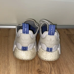 Adidas NMD  - Ett par adidas nmd skor som hade mot bättre av lite ompysslning! Annars ett par bekväma skor i bra skick (bortsätt från smuts, men som sagt med lite ompyssling och kärlek ska det säkert gå att ordna!) 🥰 pris går att diskutera!