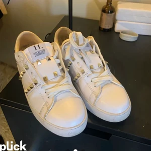 Valentino skor - Säljer mina valentino skor. STORA i storleken och passar på mig som normalt har 37/38 💞💘💕 