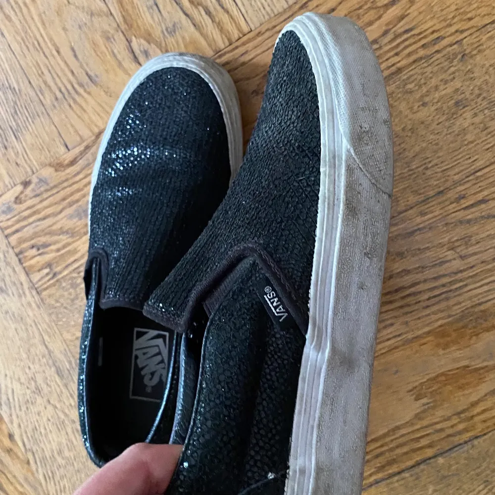 Säljer mina härligt vans slip on, imiterad ormskinn, detta är mitt tredje par så man kan absolut säga att det är ett par favoriter säljer pga har för många skor, bra skicka använda kanske 5-10 ggr, går att göra rent de vita annars är skornas skick riktigt. Skor.