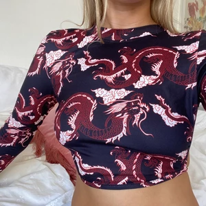 Topp - Snygg festtopp med drakar på. Öppen i ryggen (se bild två) Storlek S men skulle mer säga att det är en XS❤️❤️