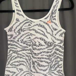 Adidas träningslinne  - Snyggt träningslinne med adidas tryck över framsidan! Använd få gånger, bra skick!❤️