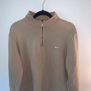 NIKE SIPP UP  - En Ljus brun nike sipp upp.