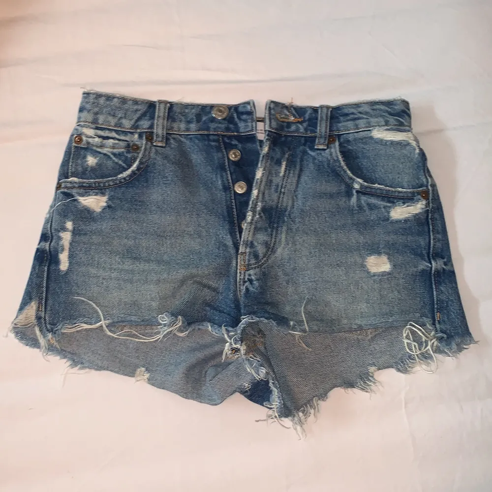 Skit snygga jeansshorts från Zara! Fungerar perfekt nu till sommaren💗 Är i nyskick! . Shorts.