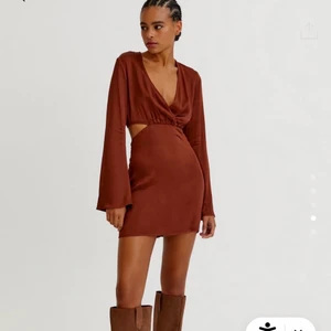 Snygg sommar klänning - Säljer denna helt nya klänningen från pull and bear. Lappen och allt sitter kvar! ❤️