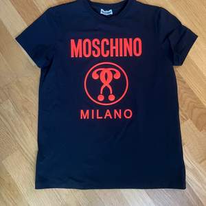 En oanvänd svart Moschino Milano T-shirt i storlek 14 (ungdoms storlek) men passar precis som S. Köparen betalar frakten. 