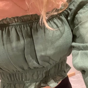 Off shoulder topp  - Superfin och skön off shoulder topp från Pull and Bear. Köpte tyvärr även denna i fel storlek och har därmed prislappen kvar. Aldrig använd så be om fler bilder om intresserad💞💞