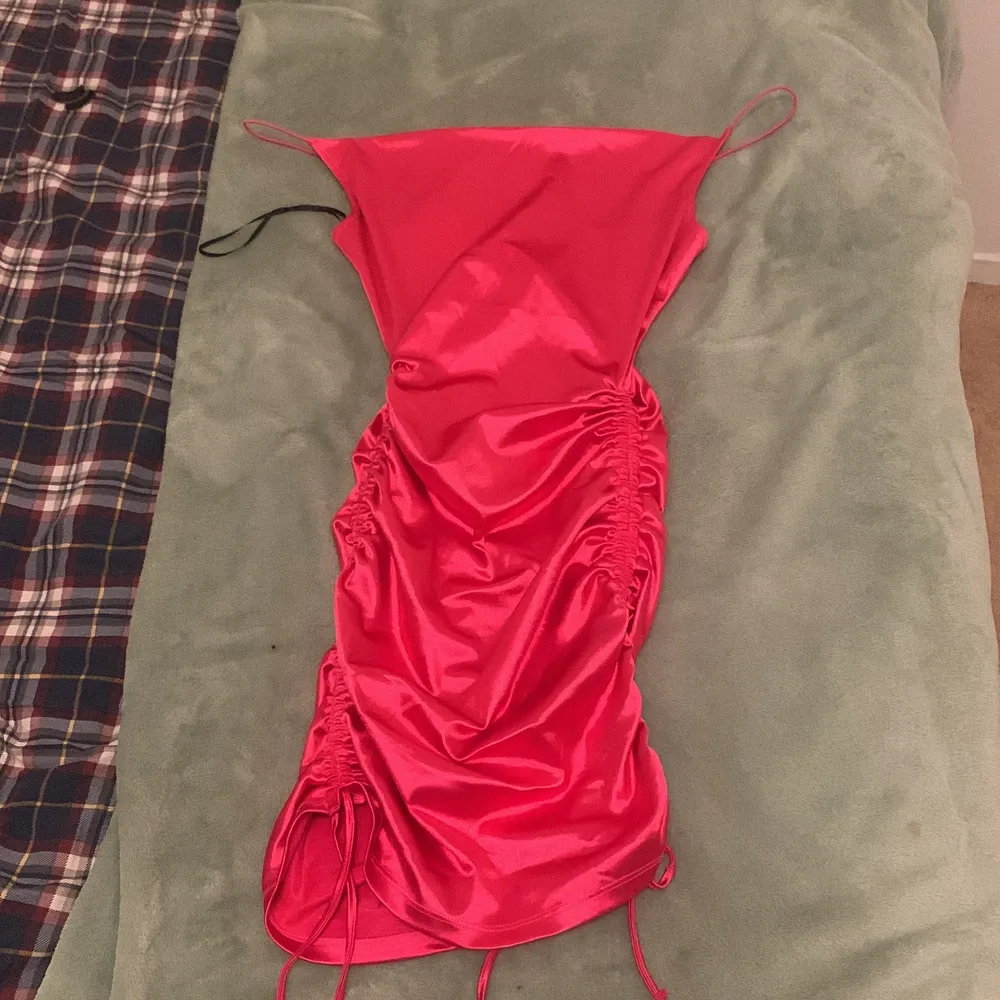 Här är en fin rosa klänning som jag vill sälja eftersom jag inte tycker färgen va så passande till min hudfärg. Aldrig använd och är riktigt fin till event bal osv. Klänningar.