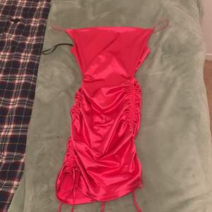 Här är en fin rosa klänning som jag vill sälja eftersom jag inte tycker färgen va så passande till min hudfärg. Aldrig använd och är riktigt fin till event bal osv