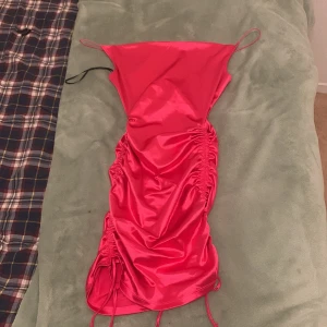 Fest klänning - Här är en fin rosa klänning som jag vill sälja eftersom jag inte tycker färgen va så passande till min hudfärg. Aldrig använd och är riktigt fin till event bal osv