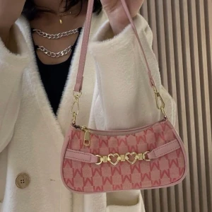 Pink bag. 💗 - Har aldrig använt den. 120kr plus frakten. Den är small, har inga fickor inuti, den är liten söt och enkel, har aldrig haft en bra outfit att ha den med. Kontakta mig för mer info och bilder. Jag kan träffas utifall att du inte har kort, tar kontanter.