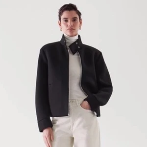 Cos jacka  - Säljer denna lite tunnare cos jacka då säljer denna lite tunnare cos jackan då den tyvärr inte kommit till användning. Köpt för 990kr men säljer för 400kr nyskick.❤️