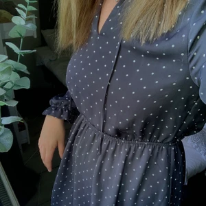 Klänning - Prickig klänning, stolen 38 men passar även 36🥰 