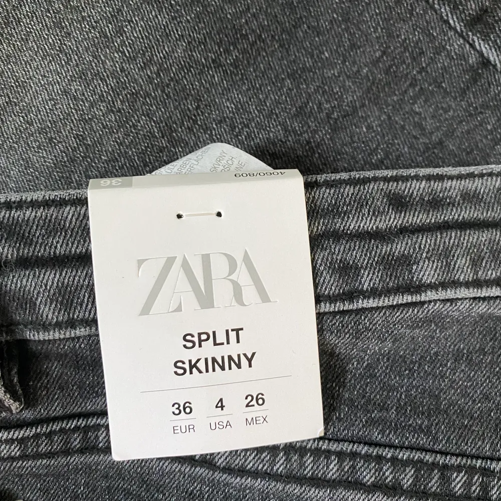 Helt oanvända ( prislapp kvar) Zara jeans jag tyvärr måste sälja. De var då för små för mig och jag hade inte möjligheten att lämna tillbaka dem🙁 Kan skickas mot fraktkostnad eller mötas upp i Valbo/ Gävle💖. Jeans & Byxor.