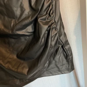 skinnkjol - skinnkjol från shein, sitter tight och snyggt och är kort modell, aldrig använd!