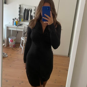 Svart klänning  - En jättefin svart klänning! Kommer tyvärr inte till användning därmed säljer jag den! Jättebra skick!