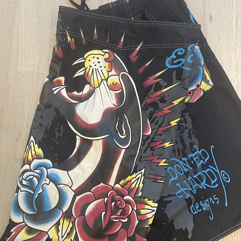 Snyggaste Ed Hardy shorts/badbyxorna 😩🔥 För små på mig (L) och för stora på min kille (Xs/S) Står 32 i byxorna men typ M i storlek. 💕 Ca 81cm i midjemått.. Shorts.