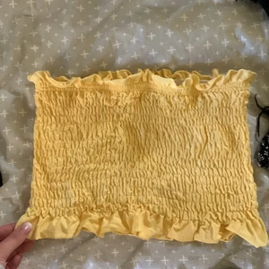 Tubtopp från nelly - Gul tubtopp från nelly, storlek S. Väldigt bra skick.