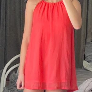 Klänning - Snygg klänning i superfin färg. Den är ganska kort (jag är ca 166cm) men funkar om man har shorts under. Perfekt till sommaren, färgen är lite blandning utav rosa och orange skulle jag säga 🧡