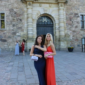 Balklänning  - En superfin balklänning i siden liknande material. Jag använde den på min studentbal men man kan få användning av den vid andra tillfällen också. Kanske ett bröllop eller sittning! Den är iallafall helt fantastisk och dessutom väldig bekväm! Köpt för 1400kr. Endast använd en gång 