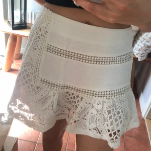 Kjol - Kort kjol med fina detaljer. Storlek: S