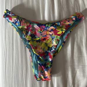 Säljer denna bikiniunderdel från Hanna schönberg och Nakd kollektion som släpptes förra året. Aldrig använda. Köpare står för frakt  