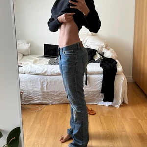 Lågmidjade herrjeans Blå - Lågmidjade herrjeans. Passar S-M dam. Har små slitningar på rumpan (se bild 3) och vänster framsida ben.