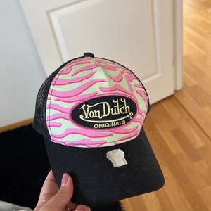 Von dutch keps - Keps från von dutch, köpt förra sommaren. Använd några gånger men i bra skick :) frakt ingår i priset 