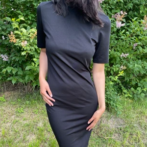 Klänning  - Knälång klänning i svart. Har som en liten krage, dragkedja på ryggen. Klänningen är i storlek S men modellen har XS så den passar båda. Tyget är stretch och lite tjockare. Använd bara ett fåtal gånger. Köparen står för frakten. Skriv vid mer frågor💕