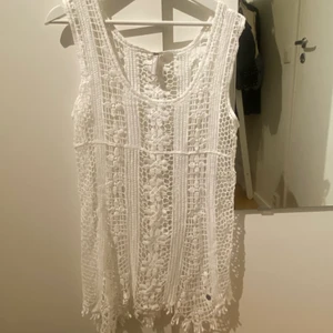 Strandklänning - Superfin strandklänning köpt utomlands 🤌 Säljer för den är lite för kort på mig som är 175cm❤️