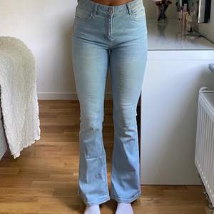 Blå bootcut jeans från Gina Tricot, storlek M. Använd endast ett fåtal gånger, nästintill helt i nyskick.