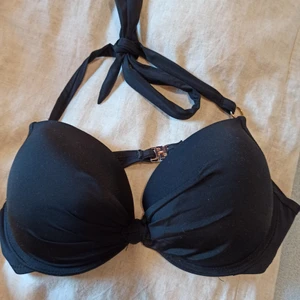 Bikini topp🌺 - Superfin svart push-up bikini topp. Använd fåtal gånger och i så fint skick. Storlek 75C. Gratis frakt