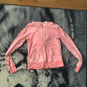 Tröja  - Rosa tröja med text på baksidan. Tyvärr inga snören kvar