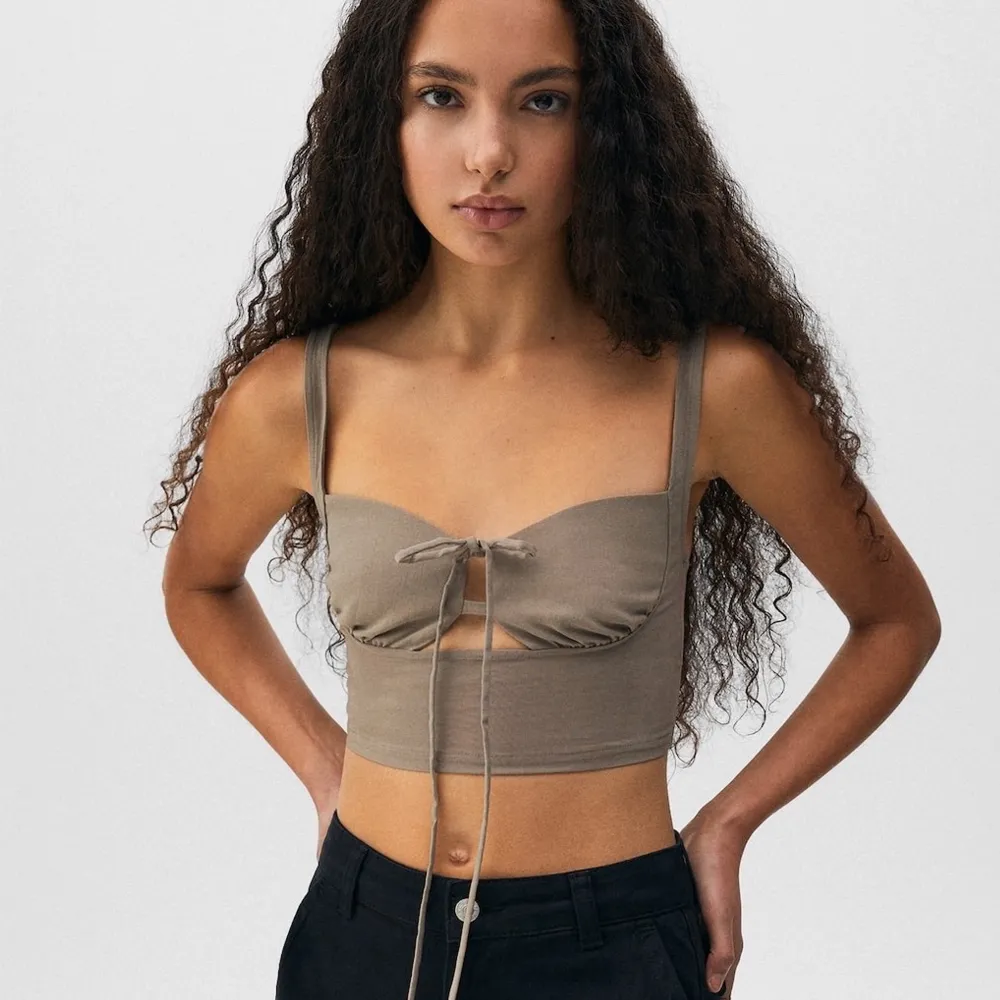 Korsetttopp från Pull & Bear säljs för 90kr+frakt 🦋🪩. Toppar.