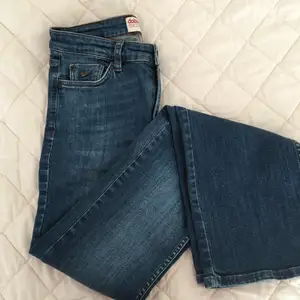 dobber jeans innerbensmått 83, midjemått 34, från grenen upp till midjan 23 cm, trasig i 2 stycken hällor där av priset. Kan skickas köparen betalar frakten, kan mötas upp i Stockholm 